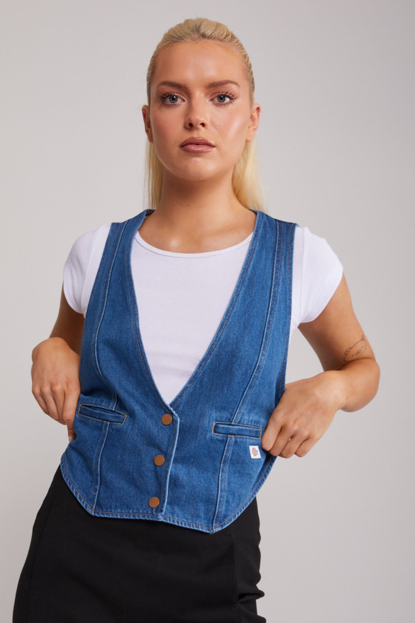 What To Wear With A Denim Crop Top Vest? – solowomen