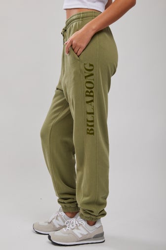 https://www.northbeach.co.nz/content/products/baseline-trackpant-evergreen-6-bbubjfb00121.jpg?width=336