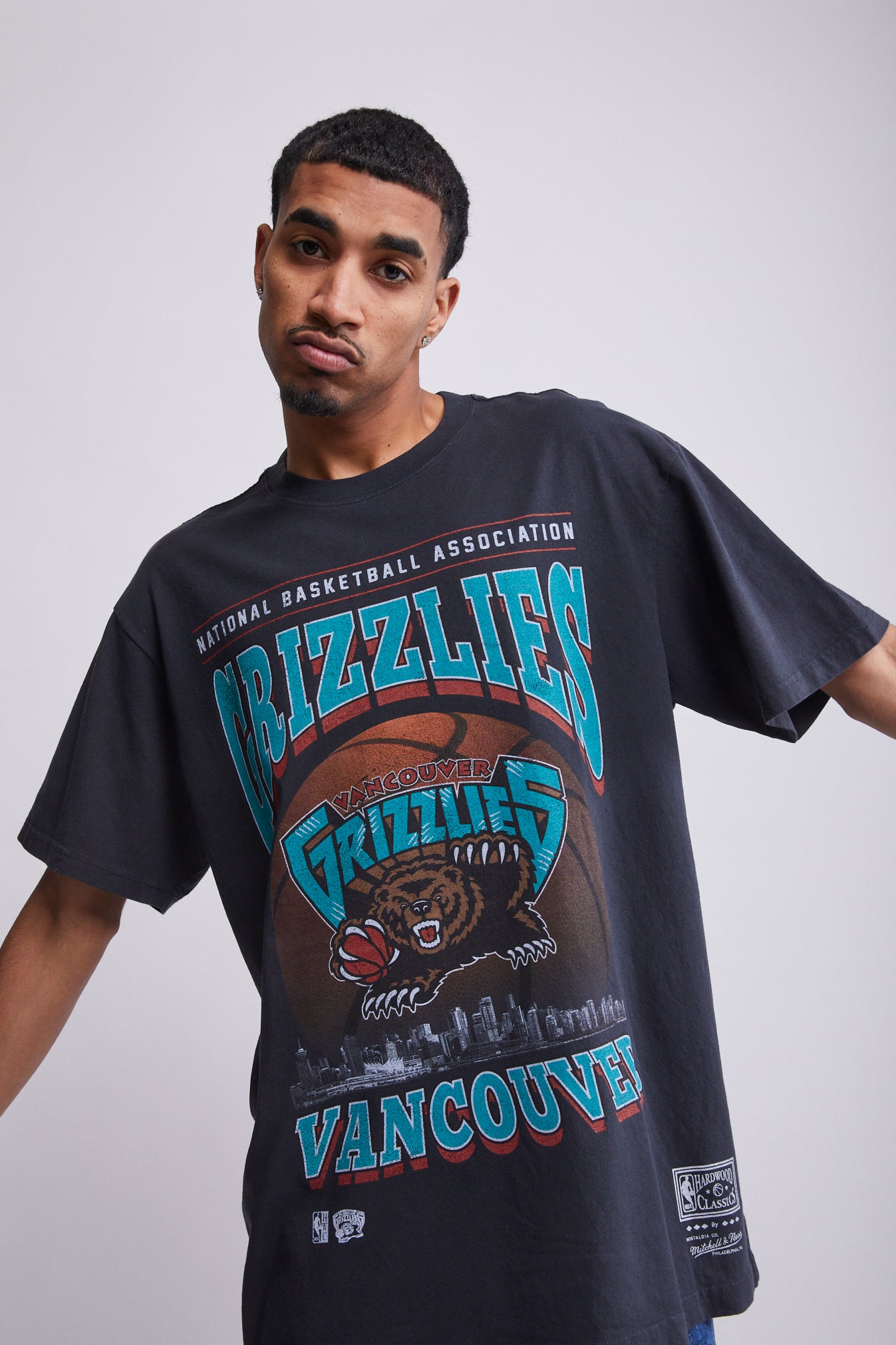 Mitchell & Ness - Chicago Bulls Vintage Big Logo Tee in Faded Black